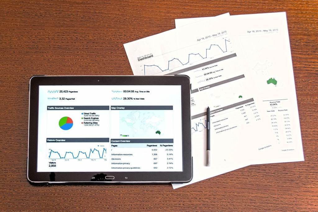 Tablet com gráficos de receita e papéis de contabilidade sobre uma mesa identificando como conseguir aporte capital